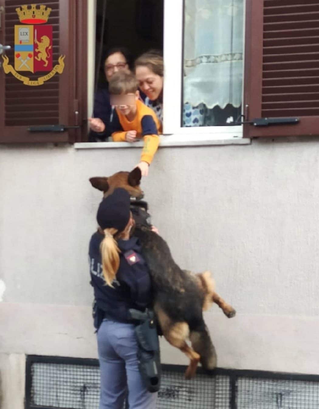 La poliziotta Chiara solleva Zorro, per la gioia del piccolo Emanuele.