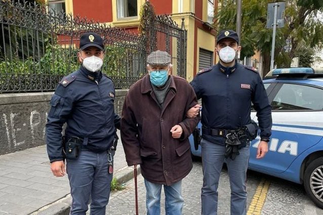 Antonio, 89 anni, accompagnato dai poliziotti del commissariato Secondigliano di Napoli.
