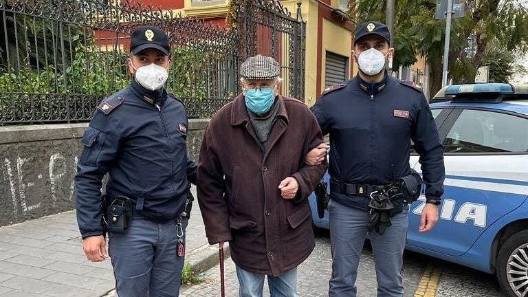 Antonio, 89 anni, accompagnato dai poliziotti del commissariato Secondigliano di Napoli.