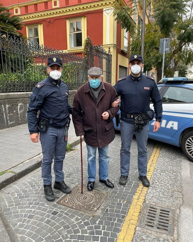 Antonio, 89 anni, accompagnato dai poliziotti del commissariato Secondigliano di Napoli.
