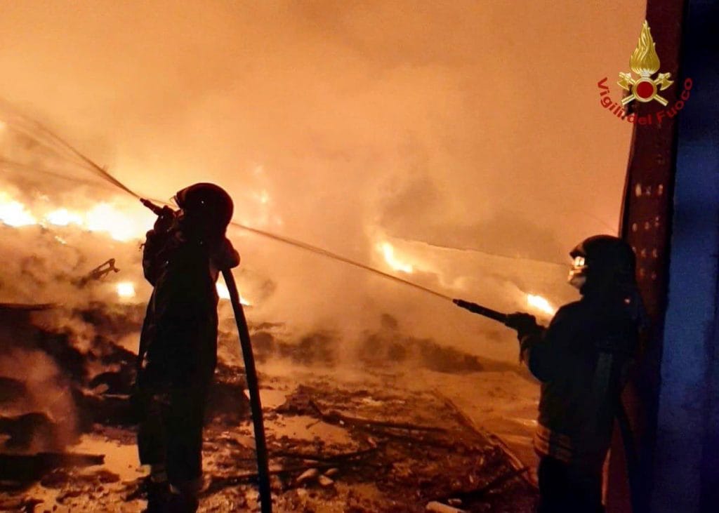 Vigili del Fuoco impegnati nel domare l'incendio da diverse ore.