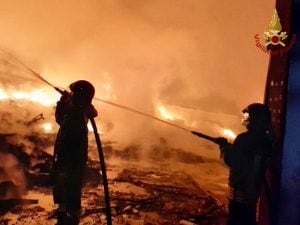 Vigili del Fuoco impegnati nel domare l'incendio da diverse ore.
