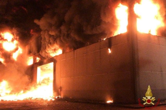 Le fiamme che hanno avvolto l'edificio.