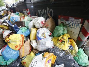 Rifiuti in strada a Roma