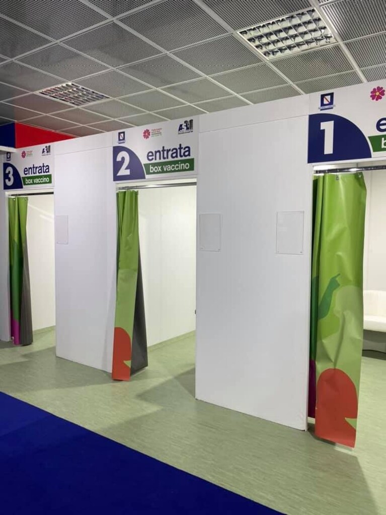 L'interno dell'hub con il box vaccini dell'Eav a Porta Nolana.
