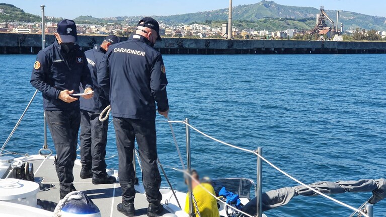 I controlli dei carabinieri nel Golfo di Napoli, tra il Lungomare di via Caracciolo e il litorale flegreo.