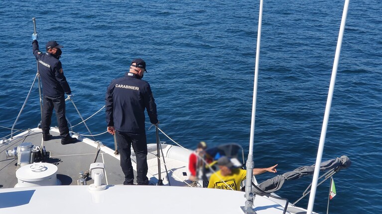 I controlli dei carabinieri nel Golfo di Napoli, tra il Lungomare di via Caracciolo e il litorale flegreo.