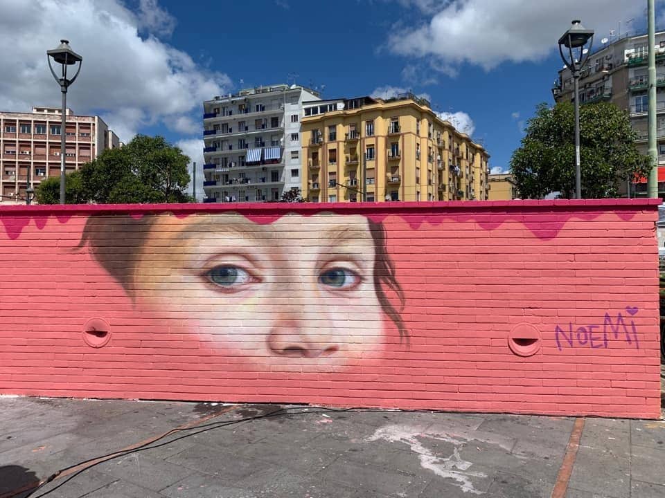 Il murale dedicato alla piccola Noemi, con la firma della piccola sulla destra.