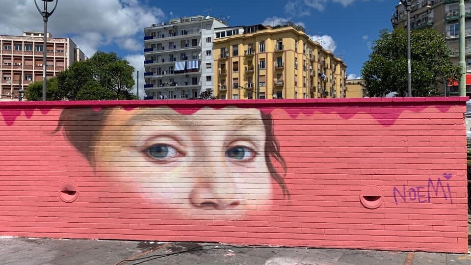 Il murale dedicato alla piccola Noemi, con la firma della piccola sulla destra.