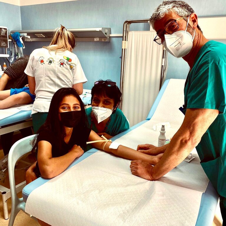 Ludovica Nasti assieme alla madre, durante le visite di controllo all'ospedale Santobono di Napoli. [Foto: Facebook / Santobono Pausilipon Fondazione]