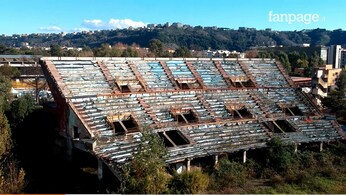 Le tribune del PalArgento, ormai ridotte a un rudere. [Foto / Fanpage.it]