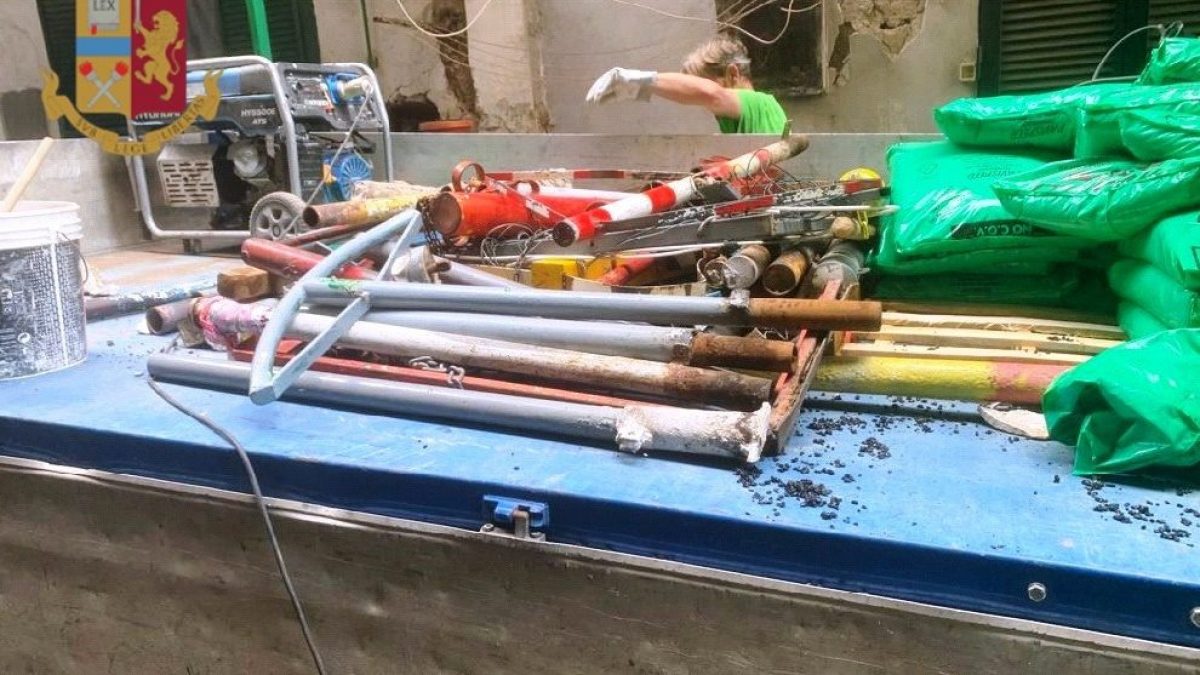 I paletti abusivi rimossi dalla Polizia Municipale di Napoli stamattina.