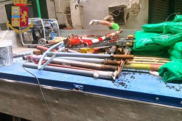 I paletti abusivi rimossi dalla Polizia Municipale di Napoli stamattina.