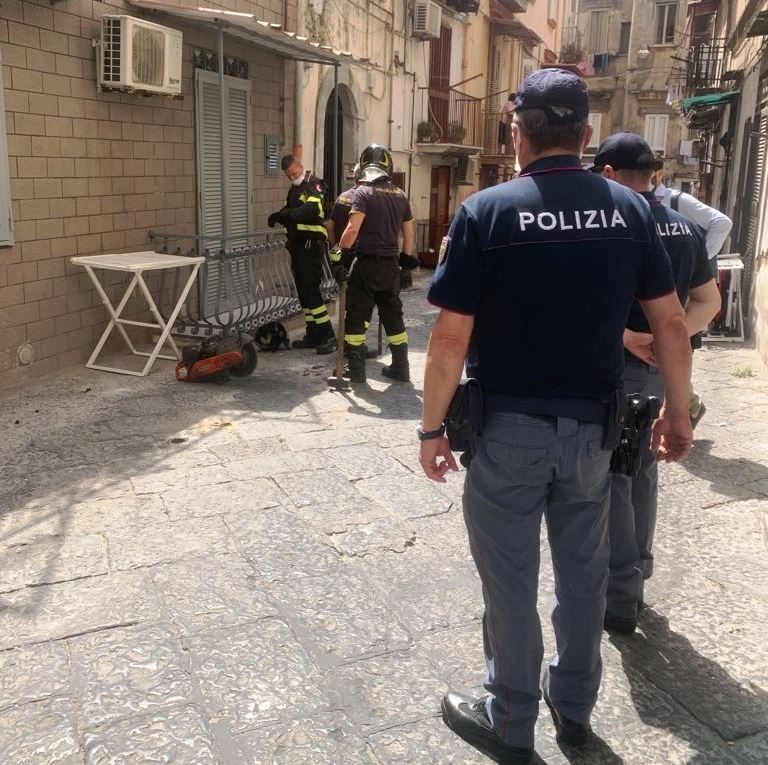 La Polizia Municipale in strada durante la rimozione di paletti e fioriere abusive a Napoli.