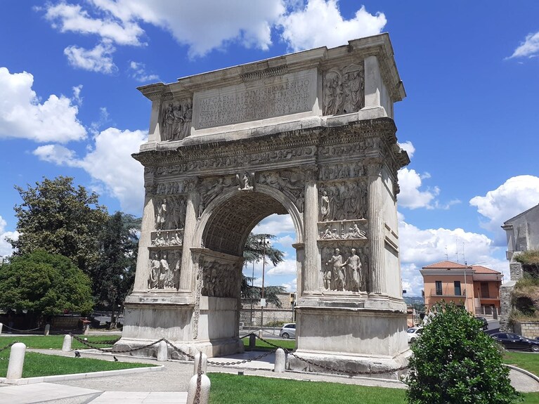 L'Arco di Traiano a Benevento. [Foto G. Cozzolino / Fanpage.it]
