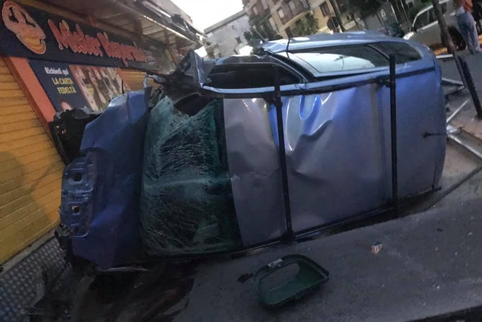 L’automobile ribaltasi dopo l’incidente di Casoria, su via Guglielmo Marconi.