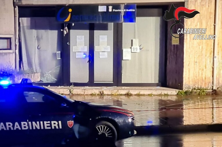 I carabinieri davanti al luogo dell'attentato nella notte del 21 maggio 2020.