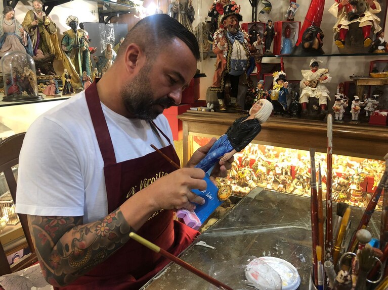 Il maestro Genny Di Virgilio mentre mostra la statua di Raffaella Carrà.