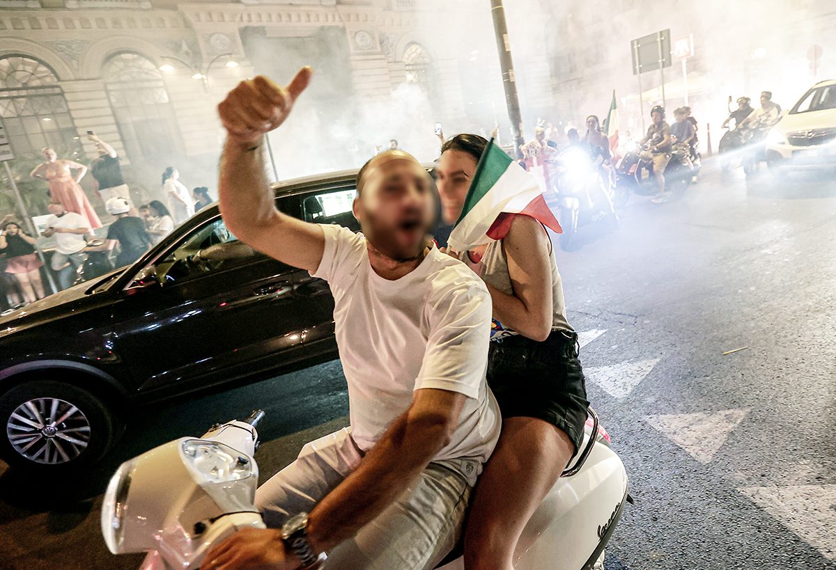 Festeggiamenti in piazza Bovio a Napoli (immagine d’archivio Lapresse)