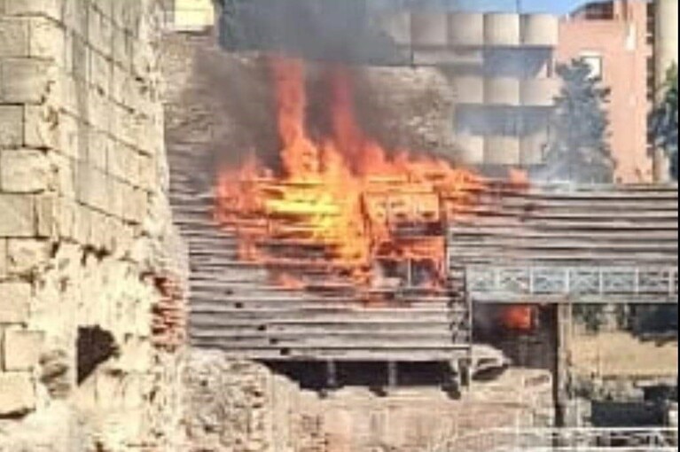 Le fiamme sulle gradinate dell'Anfiteatro Flavio di Pozzuoli [Foto da Facebook @L'Iniziativa - Voce Flegrea]
