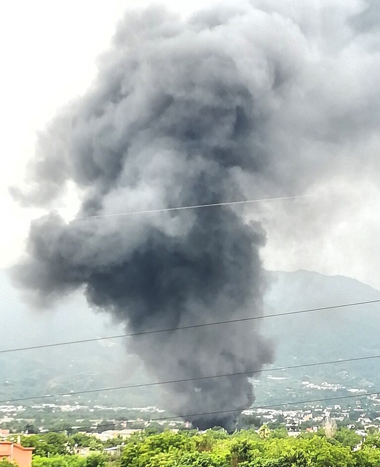 La colonna di fumo sprigionata dall'incendio in località Cupa di Nola, a Somma Vesuviana.