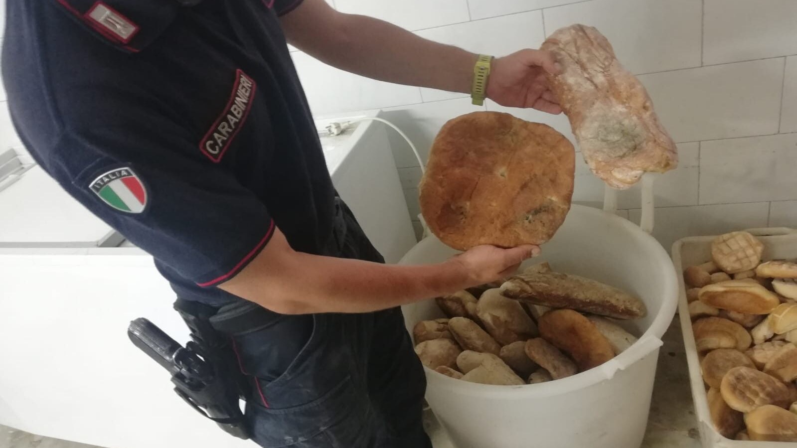 Il pane ammuffito sequestrato dai Carabinieri.