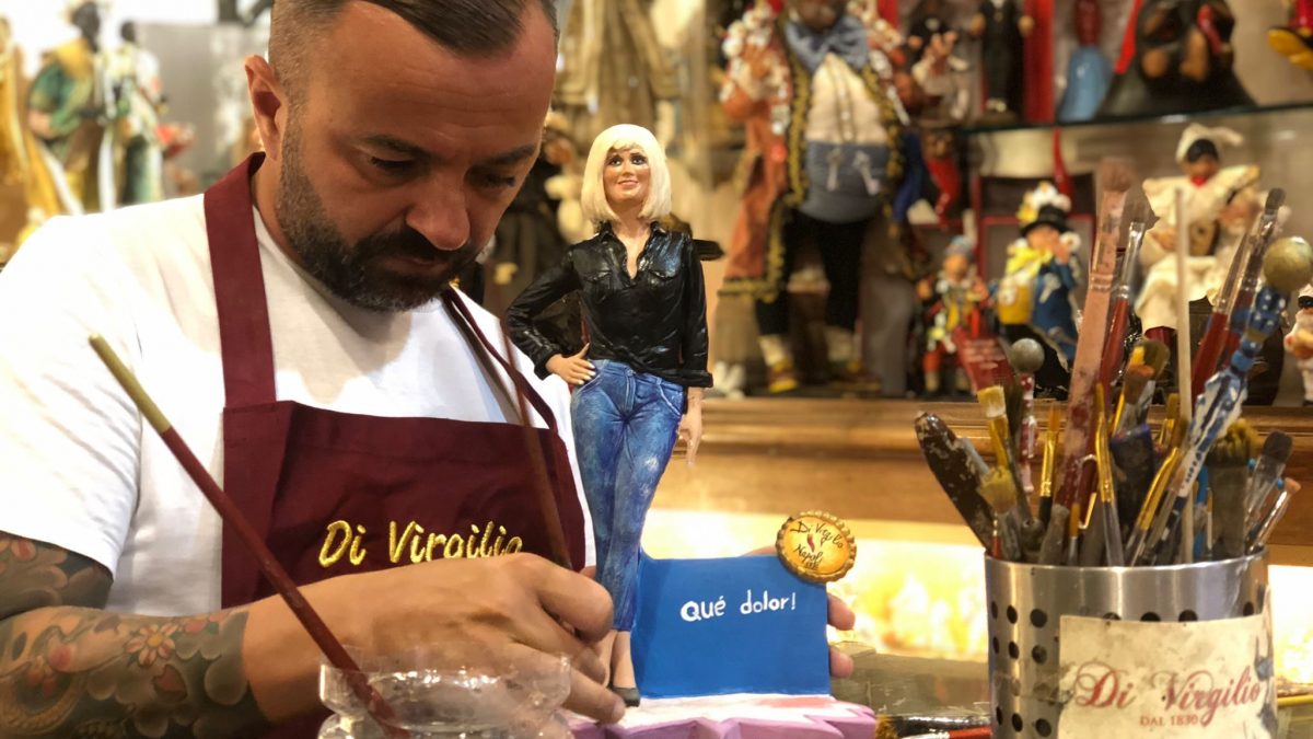 Il maestro Di Virgilio mentre mostra la statua di Raffaella Carrà.