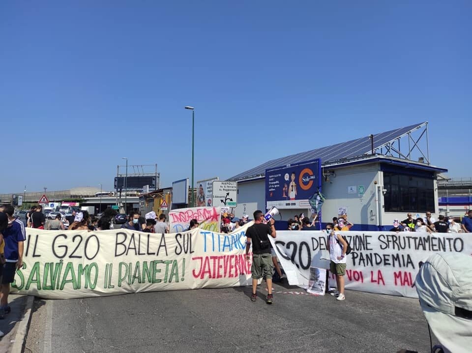 Gli attivisti in strada per protestare contro il G20 di Napoli.
