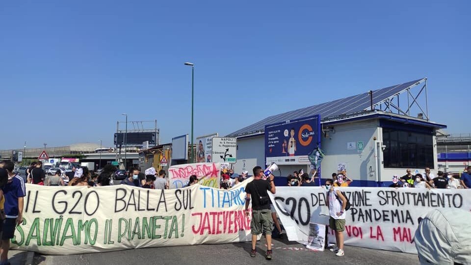 Gli attivisti in strada per protestare contro il G20 di Napoli.