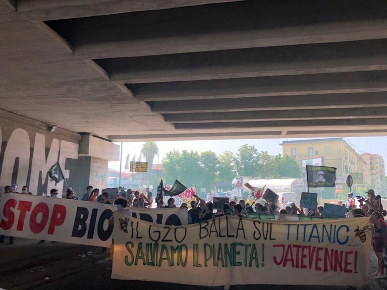 Gli attivisti in strada per protestare contro il G20 di Napoli.