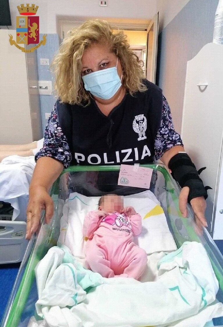 Una delle poliziotte intervenute assieme alla piccola nata.