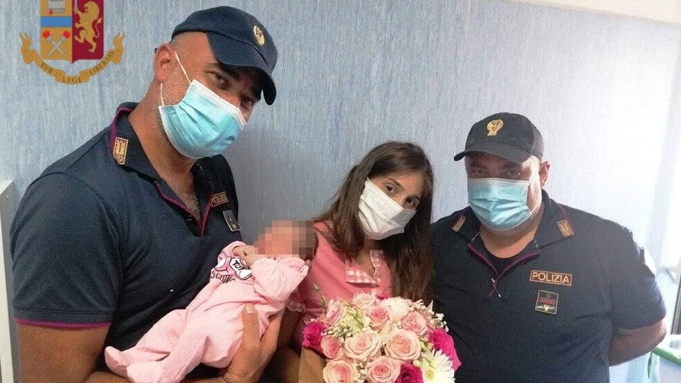 I poliziotti e la neo mamma in ospedale dopo il parto.