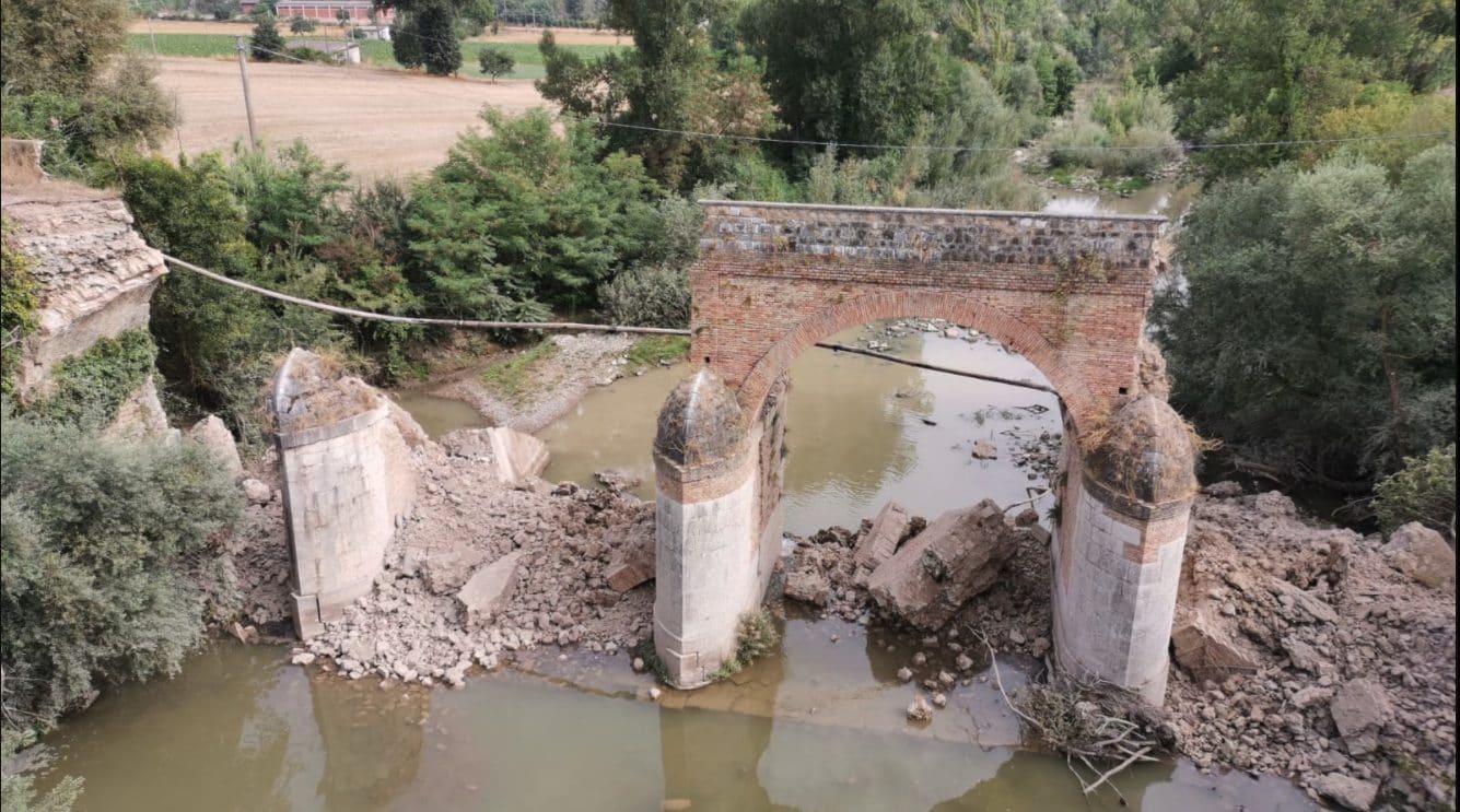 Il Ponte di Apice crollato (foto da Facebook)