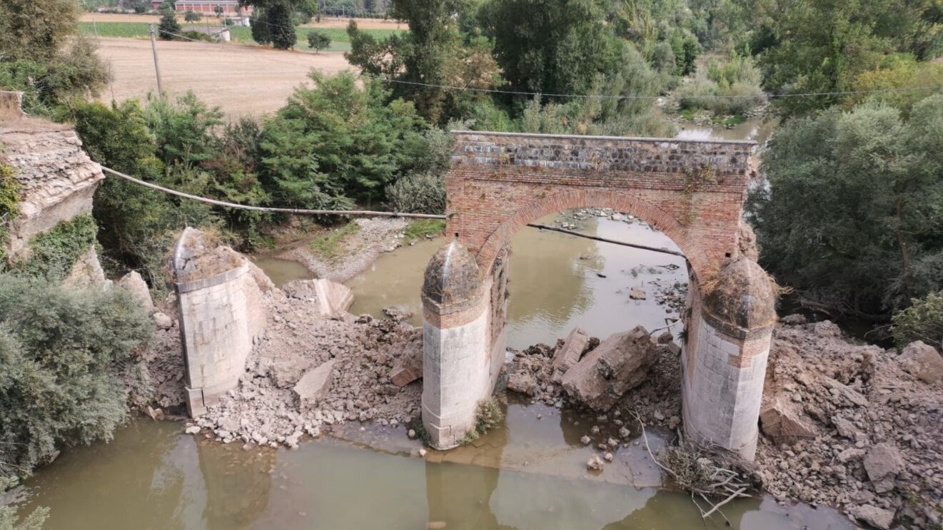Il Ponte di Apice crollato (foto da Facebook)