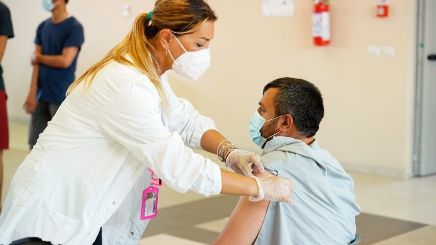 Uno dei profughi afghani vaccinati quest'oggi all'Ospedale del Mare di Ponticelli.