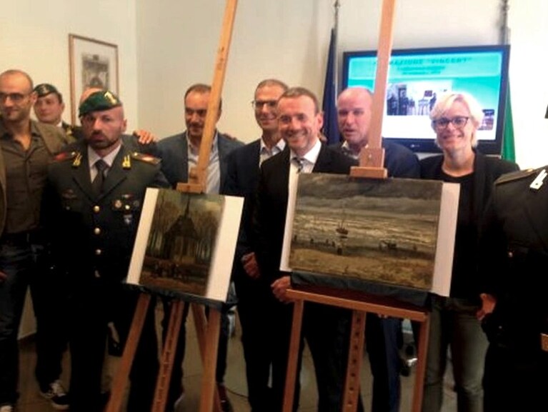 La restituzione dei quadri al museo Van Gogh di Amsterdam.