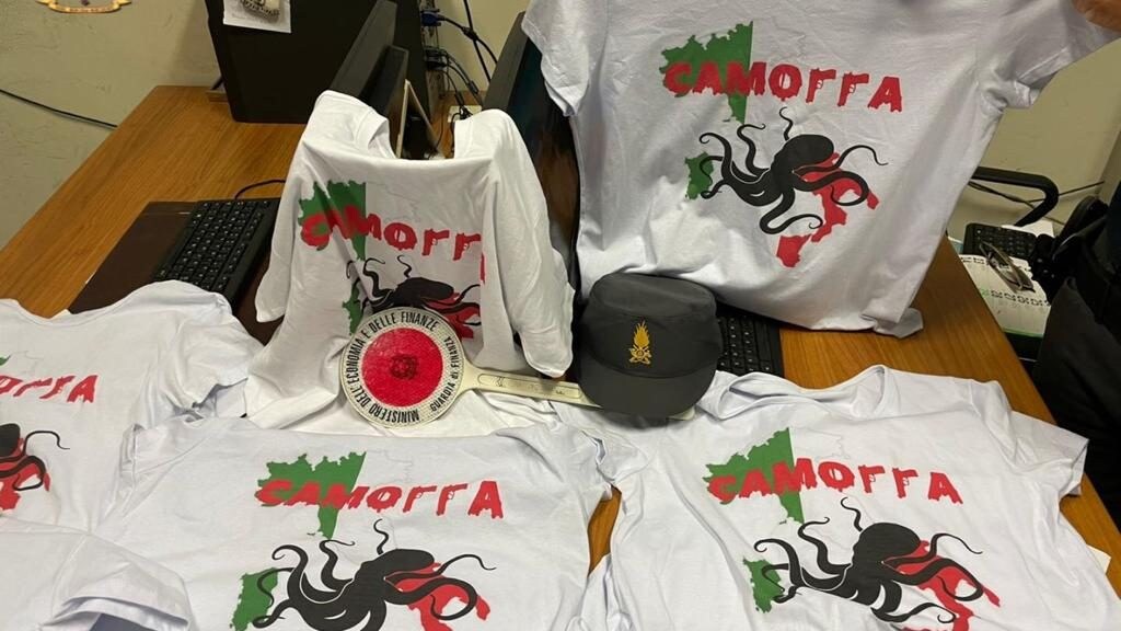 Alcune delle magliette sequestrate dalla Guardia di Finanza.