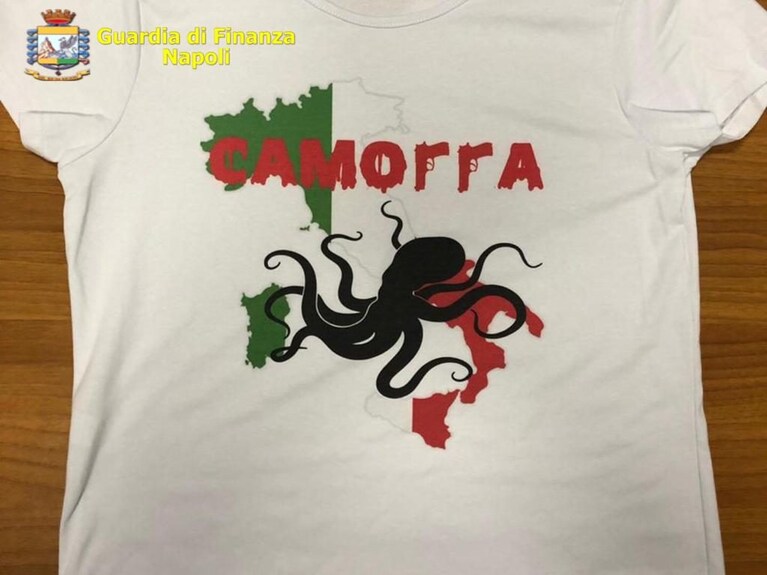 Una delle maglie, con il "logo" in primo piano.