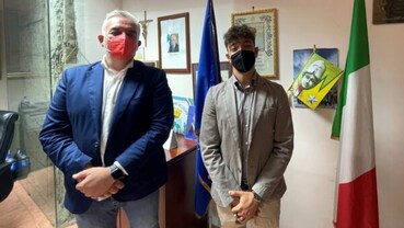 Il sindaco Salvatore Di Sarno e il giovane Giovanni D'Antonio.
