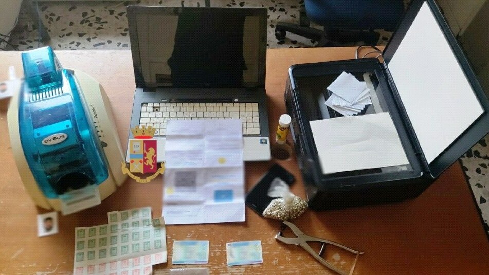 I green pass falsi e gli strumenti utilizzati per fabbricarli.