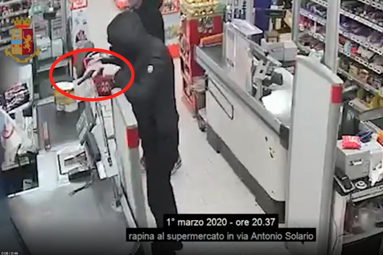 Una delle fasi della rapina a via Antonio Solario.
