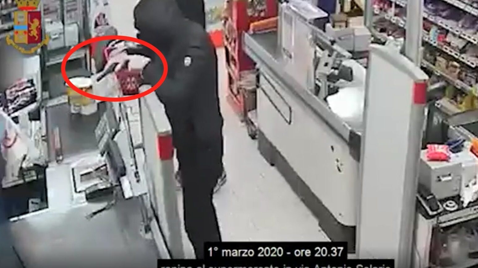 Una delle fasi della rapina a via Antonio Solario.