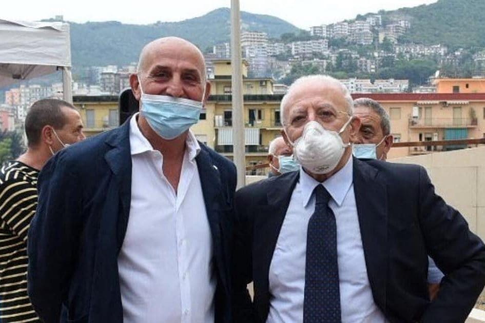 Il consigliere regionale Nino Savastano con Vincenzo De Luca (foto FB Luigi De Magistris)