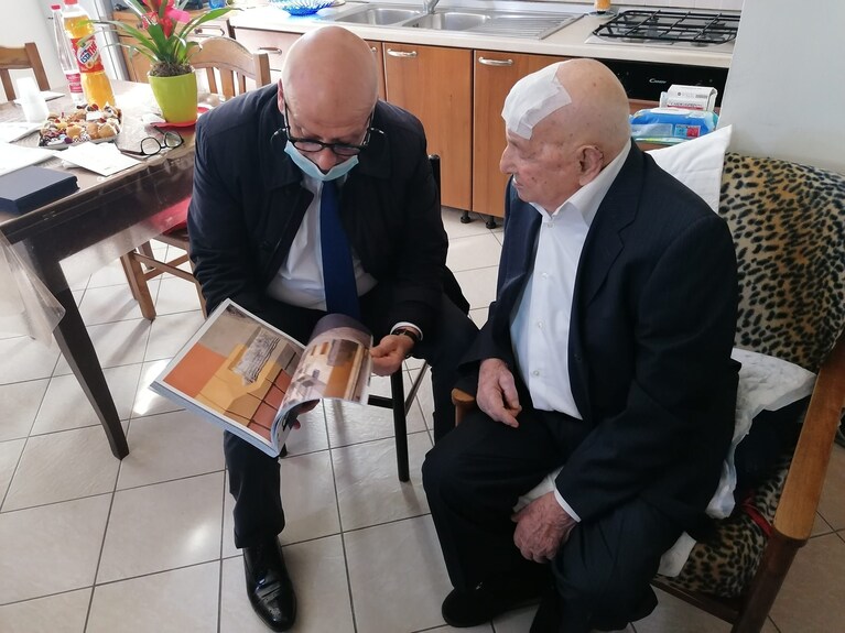 Il sindaco Vincenzo Figliolia ed il neo-centenario Tommaso Babo.