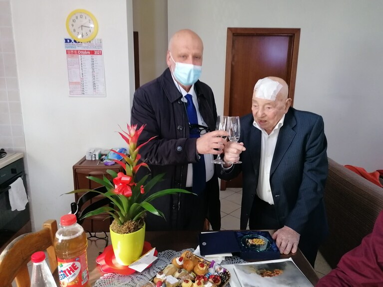 Il sindaco Vincenzo Figliolia ed il neo-centenario Tommaso Babo.