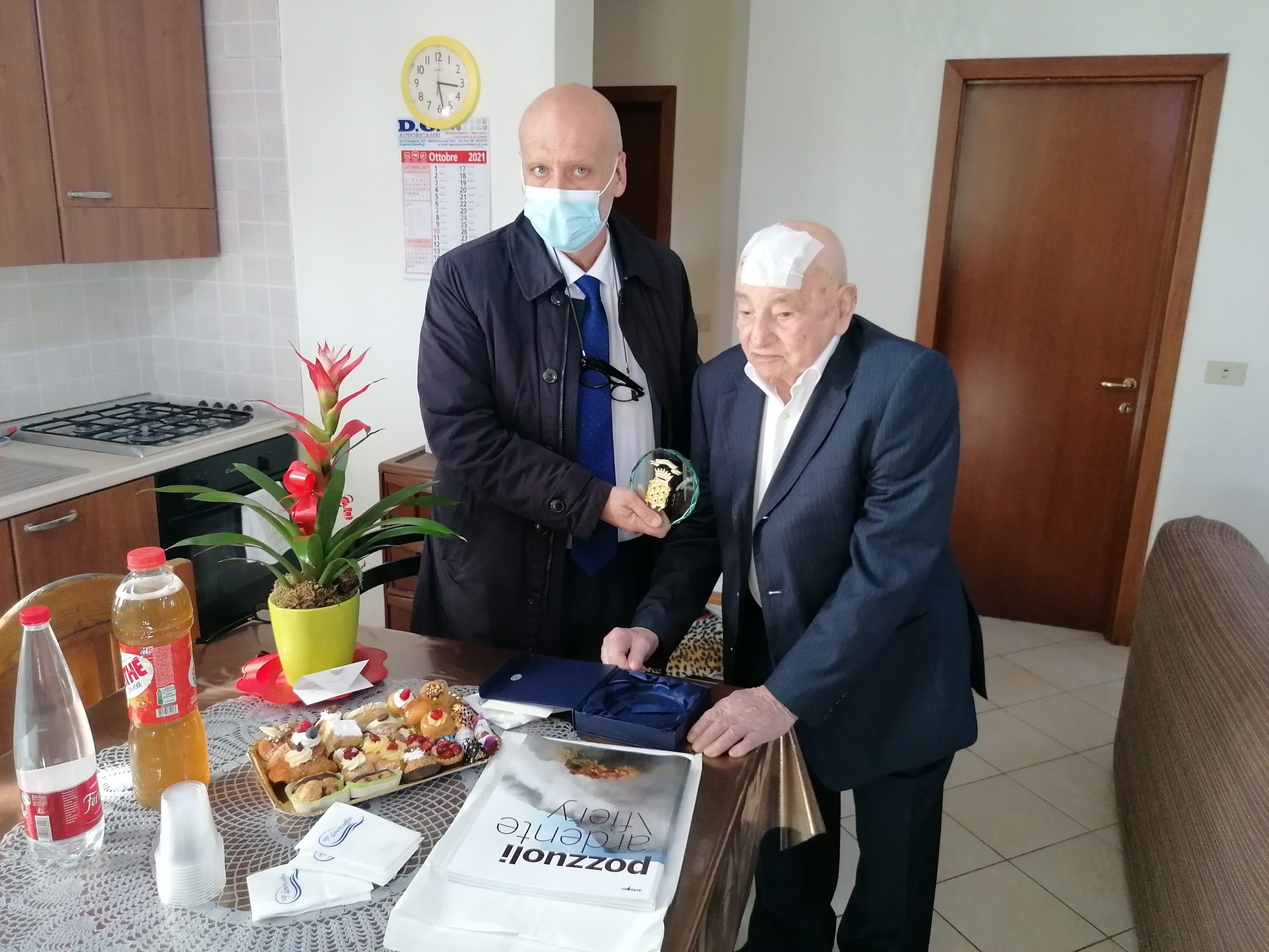 Il sindaco Vincenzo Figliolia ed il neo–centenario Tommaso Babo.