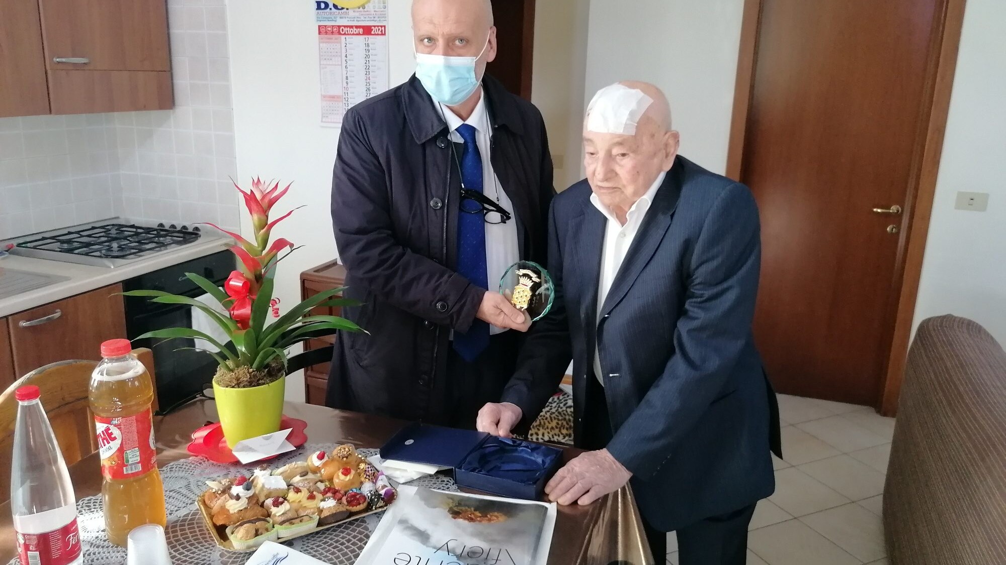 Il sindaco Vincenzo Figliolia ed il neo-centenario Tommaso Babo.