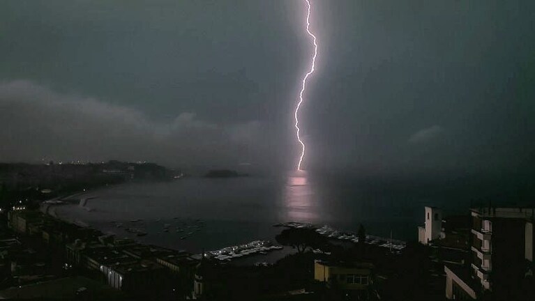 Uno dei fulmini che si è abbattuto questa mattina sul golfo di Napoli. Foto / L. Milani per Fanpage.it