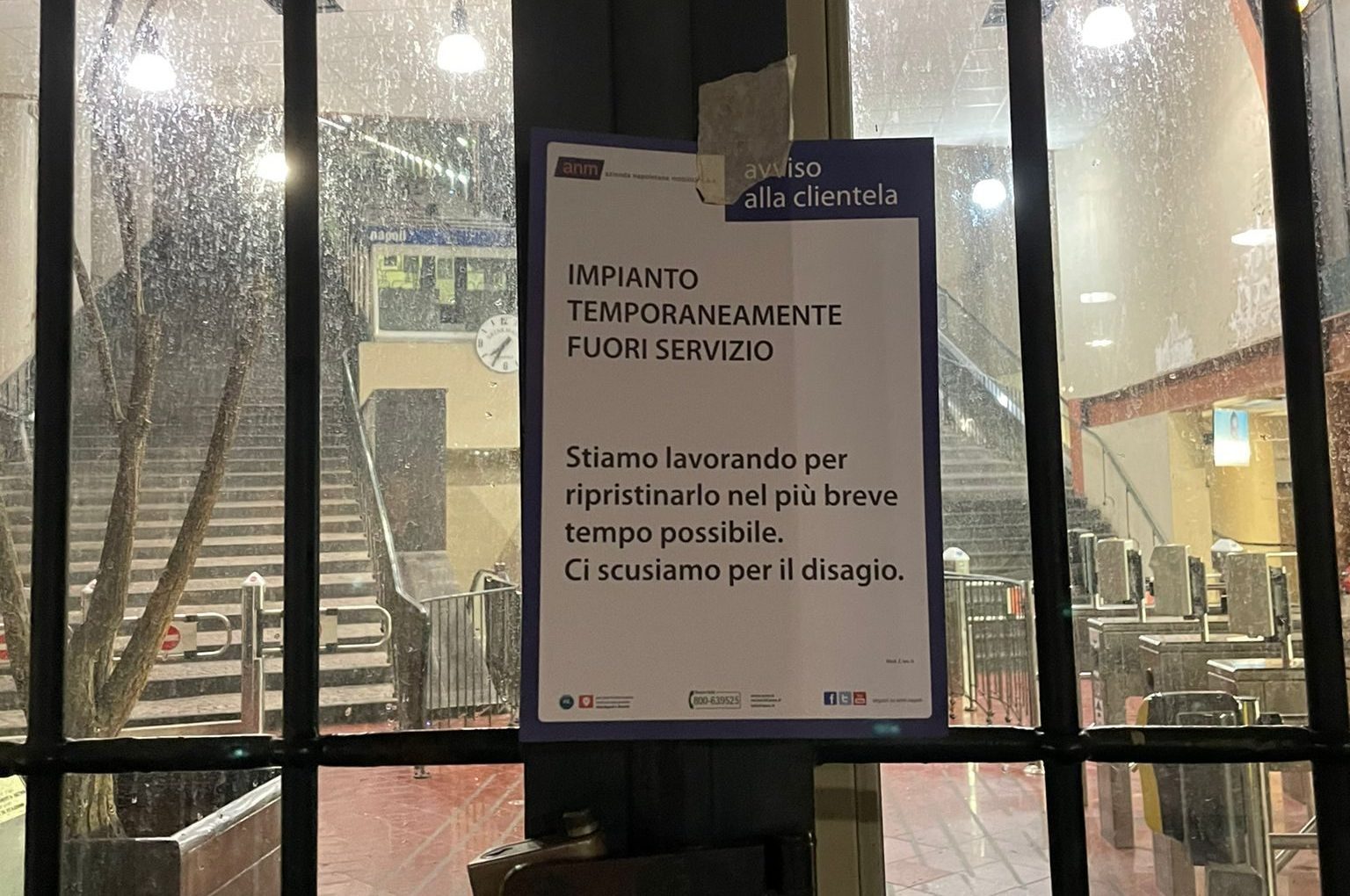 L’avviso comparso all’ingresso della Funicolare di Chiaia | Foto / Fanpage.it