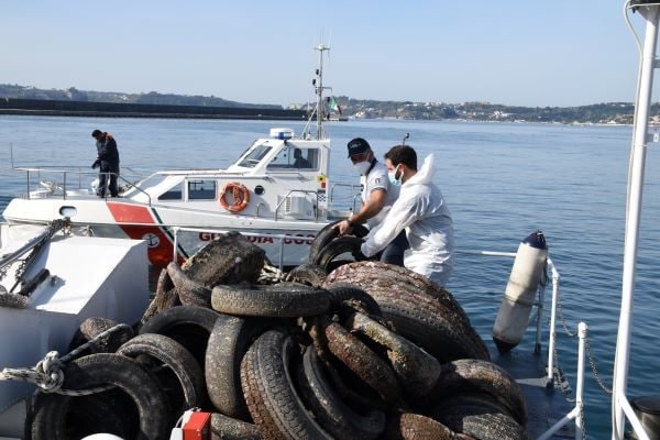 Il mare di Posillipo è una discarica: sui fondali c'erano 700 chili di pneumatici